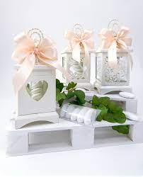 Per il vostro matrimonio vi offriamo una collezione incantevole di bomboniere, partecipazioni, segnaposti, tableaux e tanti altri dettagli in uno stile unico. Bomboniera Lanterna 3 Decori Nastro Rosa E Cordoncino Mobilia Store Home Favours