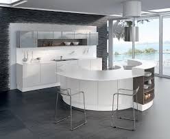 Cuisine Laquee Blanche Sur Un Fond Retroeclaire Et Un Mur En Parement Ilot Arrondi Cuisines Design Ilot Cuisine Cuisine Moderne
