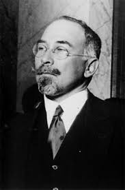 Humberto Valencia Solís, periodista, vestido de traje, retrato