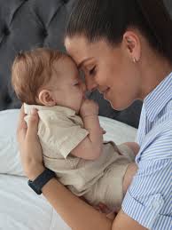 11 meses de tenerte en mis brazos, de amarte y de llenarte de besos! Amo  que digas hola 1 millón de veces al día y el mismo millón de veces te diré