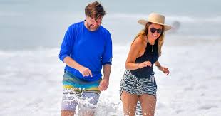 Harry styles puts on a dapper display as he steps out in a navy blue vintage suit in palm springs. Olivia Wilde Jason Sudeikis Showed Pda At Beach 2 Months Before Split News Next Divas