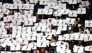 Real madrid fans commented on monday in front of the santiago bernabeu stadium on the decision of 12 major european football clubs to create a new continental super league. Ronaldo Placards Sweep Real Madrid S Home Stadium 2 Chinadaily Com Cn