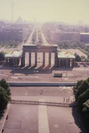 Brandenberg Gate Looking Into East Berlin Along Unter Den Linden Berliner Mauerfall Berliner Mauer Ddr Bilder