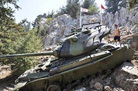 Belki duymuşsunuzdur.1974 kıbrıs barış harekatı zamanında bir türk tankının beşparmak dağlarının zirvesine kadar tırmanıp orada kaldığından bahsedilir. Kibris Ta Erenler Evliyalar Savasti