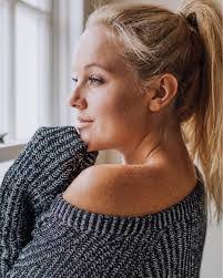 Lara Sharpe's Instagram, Twitter & Facebook