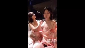 Super süßer asiatischer Ladyboy mit einem süßen weiblichen Schlag mit  verbundenen Augen