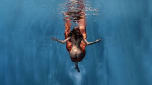 Underwater photoshoot with tattoo model Lisa.mslz - YouTube