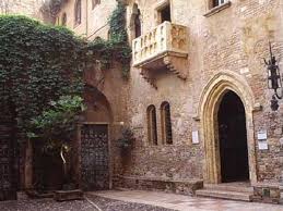 La casa di giulietta è un palazzo medievale di verona, situato in via cappello, a poca distanza dalla centrale piazza delle erbe.la tragedia di romeo e giulietta ha trovato a verona dei riscontri e la fantasia ha mescolato leggenda e realtà, tanto che sono stati riconosciuti vari luoghi in cui si sarebbe. La Casa Di Giulietta Ejercicio De Comprension De Texto En Italiano Aprender Italiano
