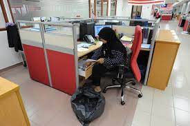 Tata letak pejabat terbuka adalah pelan lantai yang berpusat di ruang terbuka yang besar dengan pejabat terkurung minimum. Aktiviti Gotong Royong 5s Pejabat Pendaftar Universiti Putra Malaysia