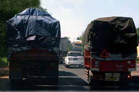 Terlalu lambat atau terlalu ngebut. Bahaya Di Belakang Truk Jaga Jarak