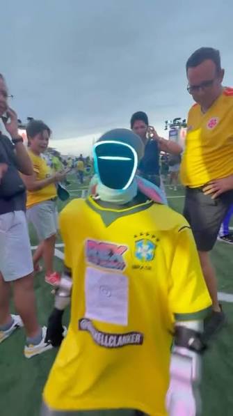 The brickell Clanker🤖 takes over bayfront park🌴🏟️ #robot #bayfrontpark  #futbol #worldcup #robots | Brickell Clanker | Facebook