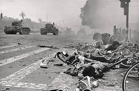 The figure was given in a secret diplomatic cable from then british ambassador to china, sir alan donald. Tanks Pass By Bodies Of Student Demonstrators Killed By Chinese Forces At Tiananmen Square In 1989 750 X 493 Tankporn