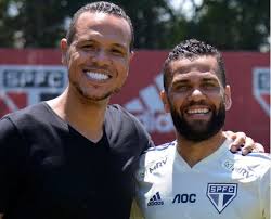 Luis fabiano of sao paulo receives a red card for some terrible playacting. Xdlacropsondrm