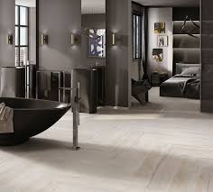 Cerdomus Mowa Fliesen Im Badezimmer Mit Einer Holzoptik Holzoptik Dielen Holzdielen Holzfliesen Bad Badezimmer Bath Wohnen Haus Und Wohnen Holzfliesen