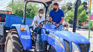 Dando continuidade ao trabalho pelo Oeste, Pablo Barrozo entrega trator e  implementos agrícolas no Município de Riachão das Neves
