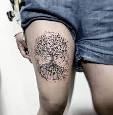 Entouré de nœuds celtiques, l'arbre se confond volontairement avec un champignon atomique, dénonçant ainsi la destruction de la planète par l'homme. Tatouage Arbre Et Tatouage Arbre De Vie Signification Et Inspirations Tatouage Avant Bras Tatouage Viking Tatouage Arbre De Vie
