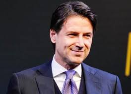 جوزيبي كونتي رئيس الوزراء الإيطالي الحالي. Ø±Ø¦ÙŠØ³ Ø§Ù„ÙˆØ²Ø±Ø§Ø¡ Ø§Ù„Ø¥ÙŠØ·Ø§Ù„ÙŠ ÙŠØµÙ„ Ø¥Ù„Ù‰ Ø§Ù„Ø¯ÙˆØ­Ø©