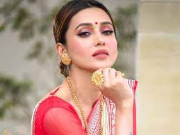 She rose to fame by playing the role pupe, the female lead in mega serial gaaner oparey. 78xyejzm3cr2tm