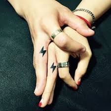 18 Diminutos Tatuajes De Pareja Para Expresar Tu Amor Tatuajes De Parejas Tatuajes En Los Dedos Tatuaje Novios