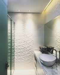 Para Banheiros Pequenos A Combinacao De Revestimento Branco Box Em Vidro Temperado E Um Espelho Bem Banheiro Pequeno Decoracao Banheiro Porcelanato Banheiro