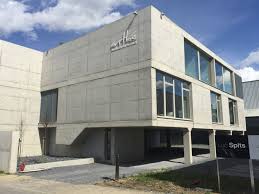 Luc Spits Architecture Companies Bureau De Recrutement Beton Apparent Grandes Baies Vitrees Lumiere Luxuriante Amenagement Interieur Design Mobilier In