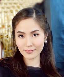 Julie Lee's Instagram, Twitter & Facebook