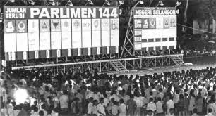 Kerusuhan 13 mei 1969 kekecewaan mula timbul bukan saja terhadap keputusan pemilu 10 mei 1969 tetapi terhadap proses demokrasi itu sendiri. Minum Air Dalam Tempayan Ini 5 Kisah Pengalaman Sebenar Ketika Tragedi 13 Mei Soscili
