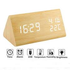 Homieco Numerique Reveil Bois Reglable Luminosite Controle Vocal Led Horloges Triangle Affichage Temps Temperature Decor A La Maison En 2020 Horloges Reveil Led