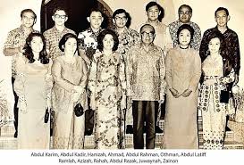 .ini dengan tersebarnya gambar tun abdul razak bersama tentera jepun suatu ketika dahulu tanpa mahu menyelidiki lebih lanjut kesahihan dan sejarah benar tun abdul razak, mereka jeneral tun ibrahim (then 2nd lt) , jeneral tunku osman jewa (then 2nd lt), capt tun hj abdul razak (the. Tun Rahah Kenangan Kakak Ipar Penyayang Penyabar Tok Puan Zainon Astro Awani