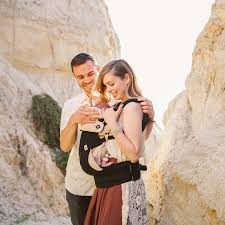 Vom mittagsschlaf beim marktbesuch bis hin zur gemeinsamen zeit im museum. Ergobaby Babytrage 2015 Kollektion 360 Von Geburt An Paket 3 2 15 Kg Black Camel Amazon De Baby