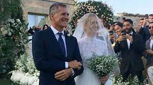 Il matrimonio di chiara ferragni e fedez: Matrimonio Ferragni Fedez Chiara Al Suo Arrivo Con L Abito Bianco Corriere Tv