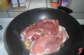 Io infatti uso sbollentare prima le cosce o fusi di tacchino e poi li passo in forno per completare la cottura. Tacchino A Fette Ricette Tacchino