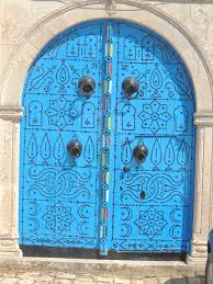 Ma Preferee Porte Cloutee Sur Fond Bleu Turquoise Avec Motif Colore Sidi Bousaid Blauwe Deuren Blauw Deuren