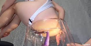 私が透明な椅子に座っている間、彼氏が大人のおもちゃで私のお尻を犯しました。