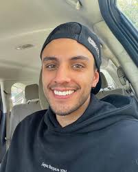 El de tener linda sonrisa si me la sé