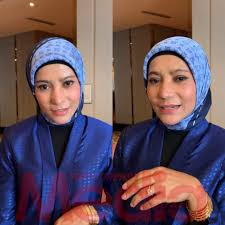Setelah empat tahun menikah, kini pedangdut cantik tersebut telah menggugat cerai sang suami yakni mahendra. Rasa Berdebar Sebenarnya Tahun Pertama Bakal Beraya Bersama Suami Ini Kongsi Datuk A Aida Media Hiburan