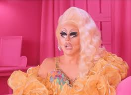Who let her film with these eyebrows?? : rrpdrcringe