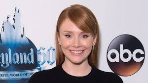 Bryce Dallas Howard directs 5,000 movie fans to sing the 'Jurassic Park'  theme in unison