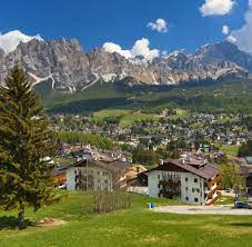 Cortina d'ampezzo is a ski resort in italy. Dolomiten Im Fruhling Verwandelt Sich Cortina D Ampezzo Welt