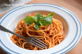 Se spala ardeiul, se taie in doua, i se scoate cotorul, apoi se taie in fasii inguste. Retete Italienesti Paste Cu Sos De Rosii Usturoi Si Busuioc Maria NicuÅ£ar