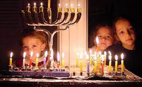 Chanukka ist ein acht tage dauerndes, jährlich gefeiertes fest zum gedenken an die wiedereinweihung des zweiten tempels (des serubbabelischen tempels) in jerusalem unter judas makkabäus, aus dem geschlecht der hasmonäer, im kislew des jahres 164 v.chr. Anleitung Fur Chanukka Chanukka