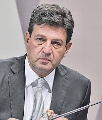 Mandetta was one of brazil's biggest proponents of social distancing, supporting governors' decisions to shut down schools and businesses. Mandetta Grupo Paralelo Aconselhava Bolsonaro Diario Do Comercio