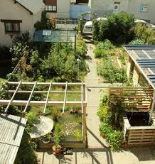 Exploit Dans Son Micro Jardin Joseph Produit 300 Kilos De Legumes Petits Jardins Jardin Potager Et Idees Jardin