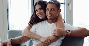 Además se tomó el tiempo de explicar por qué su hijo tiene ojos de color azul. Nach Zwei Jahren Ehe Hatten Chicharito Hernandez Und Sarah Kohan Ihre Beziehung Beendet Nach Welt