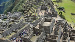 Machu picchu is nearly surrounded by the urubamba river, which is revered by people in the region still today. Overtourismus In Peru Ein Fluchhafen Fur Machu Picchu Reise Sz De