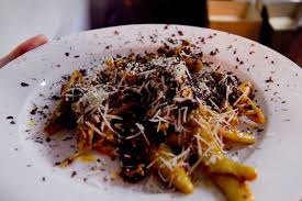 I peperoni cruschi, cioè croccanti, sono una ricetta tipica della cucina lucana, si tratta di una particolare qualità di peperoni dolci a basso si possono poi gustare come delizioso e croccante contorno, per condire la pasta o le bruschette, con le patate, ottimi poi in abbinamento con il baccalà. Il Peperone Croosko Della Basilicata Celebrato Sul The Guardian Tgtourism