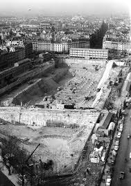 Le Chantier De Construction De La Tour Montparnasse En 1970 A L Emplacement De L Ancienne Gare Montparnasse Paris Photo Vieux Paris Chantier De Construction