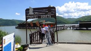 O sufragerie dotată cu colţar extensibil,; Satul Lacustru De La Berzasca Si A Deschis Portile Pentru Turisti Video Infocs