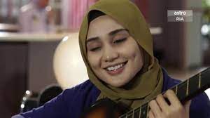 Azlee plans to take his wife zati and their son zizi to cherating. Lagi Lagi Senario Hd
