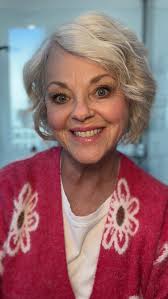 Let’s go from drab to fab using a new curling iron that is absolutely  amazing!!! It has adjustable heat settings, 360 airflow to protect the hair  and makes your curls last longer! You can also use it ...